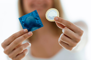 zeigt ein Kondom